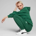 Спортивные штаны женские Puma Classics Sweatpants зеленого цвета