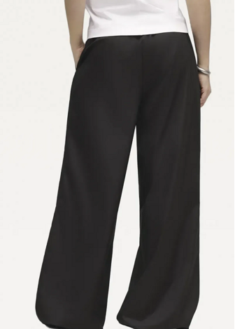 Спортивні шорти жіночі PUMATECH SENSE Woven Pants чорного кольору