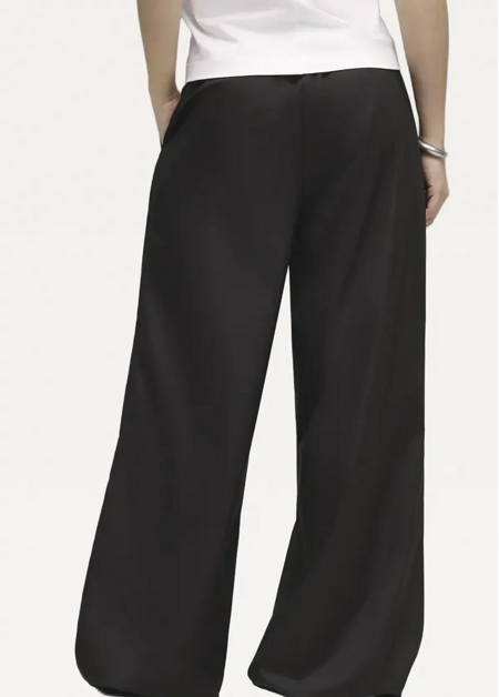 Спортивні шорти жіночі PUMATECH SENSE Woven Pants чорного кольору