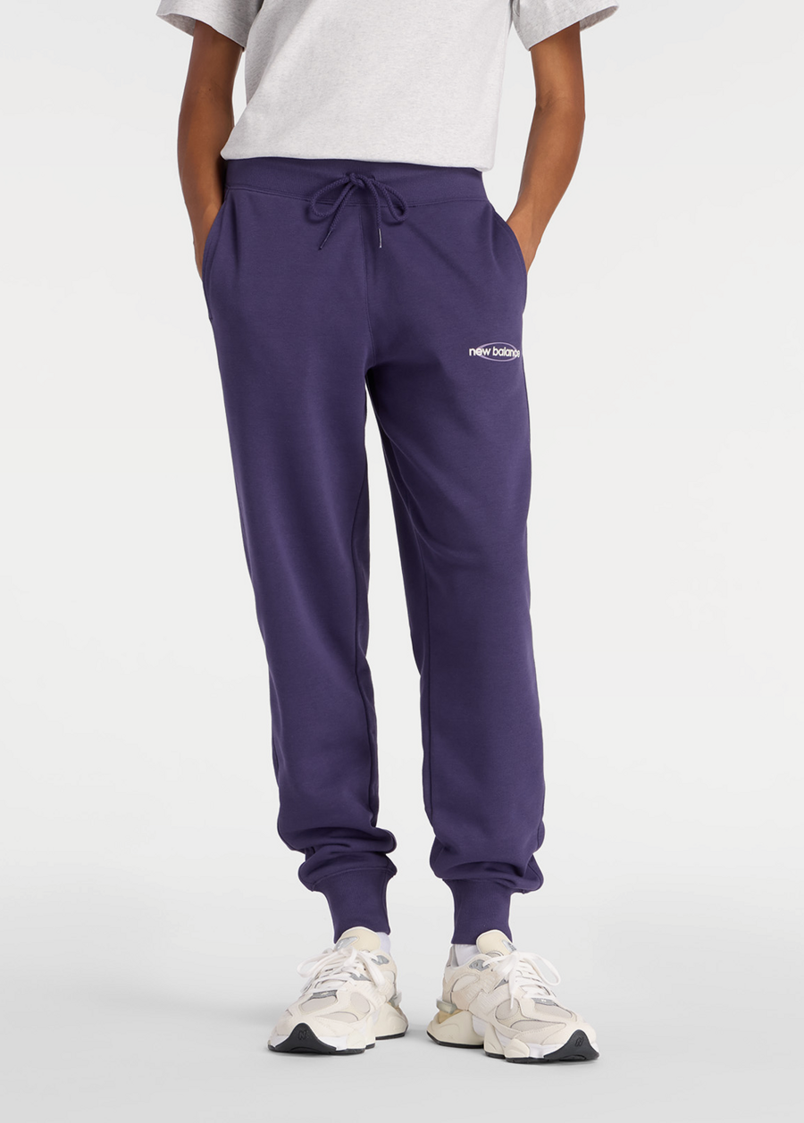 Штаны женские New Balance Sport French Terry Graphic Jogger фиолетового цвета