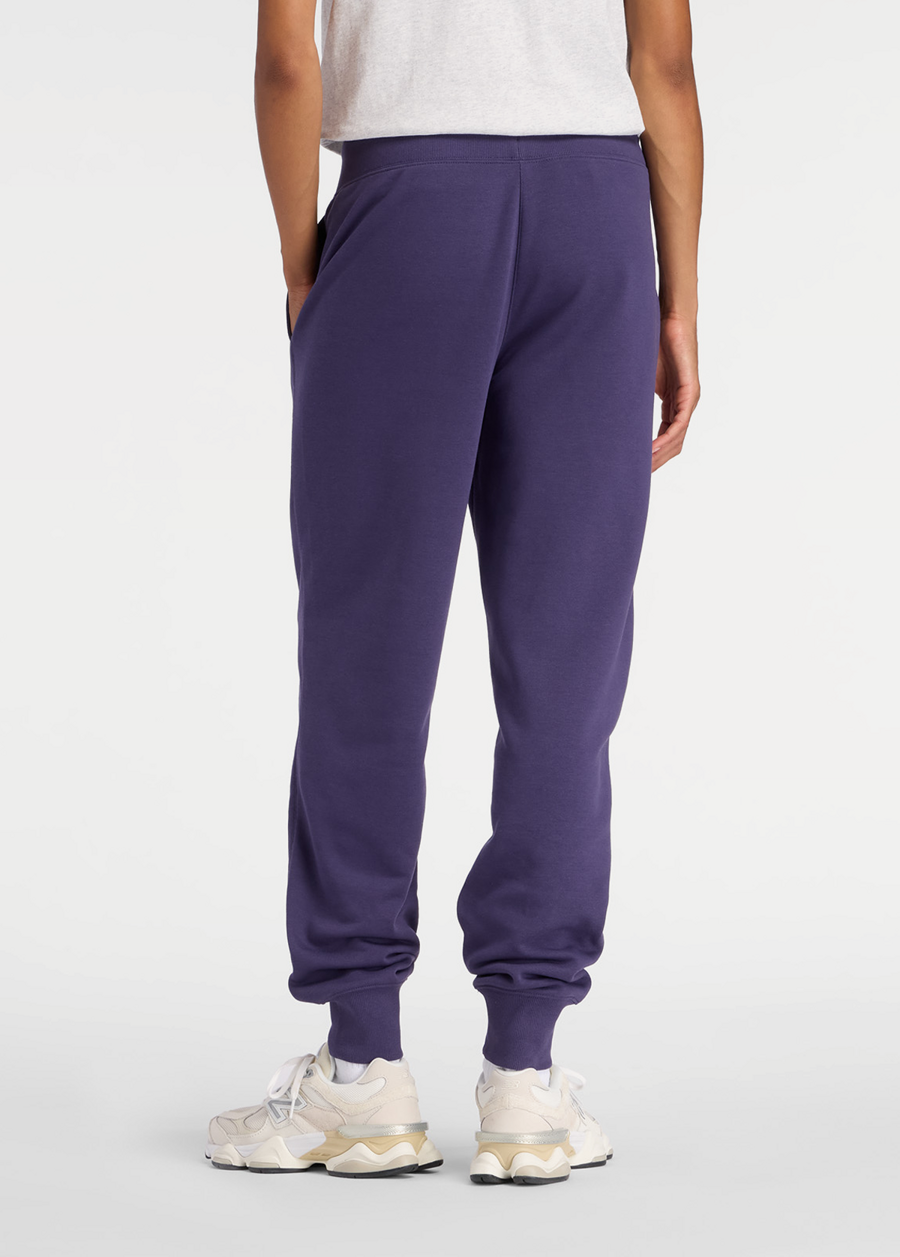 Штаны женские New Balance Sport French Terry Graphic Jogger фиолетового цвета