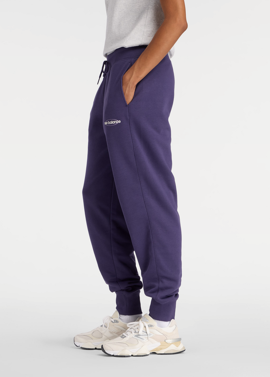 Штаны женские New Balance Sport French Terry Graphic Jogger фиолетового цвета