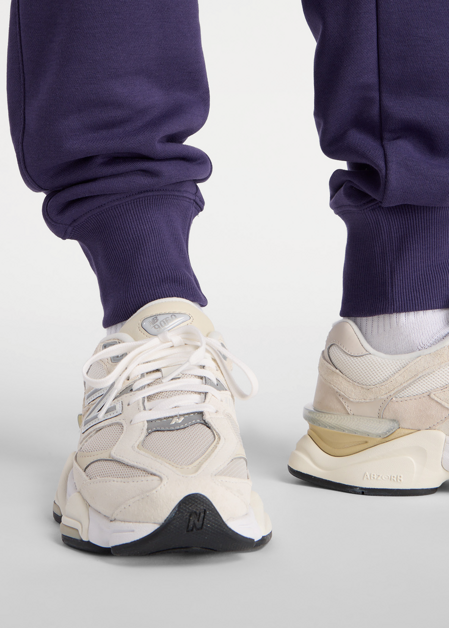 Штаны женские New Balance Sport French Terry Graphic Jogger фиолетового цвета