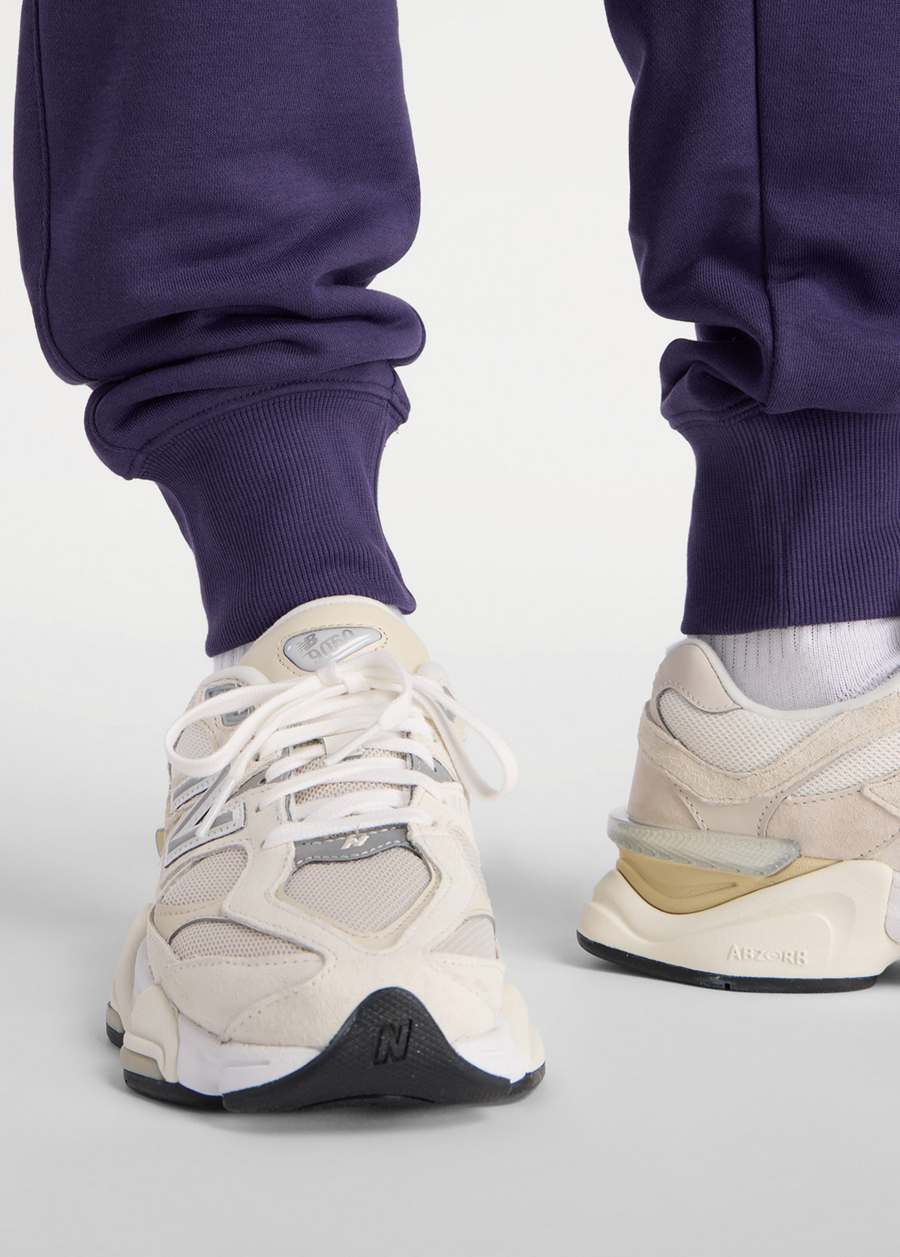 Штаны женские New Balance Sport French Terry Graphic Jogger фиолетового цвета