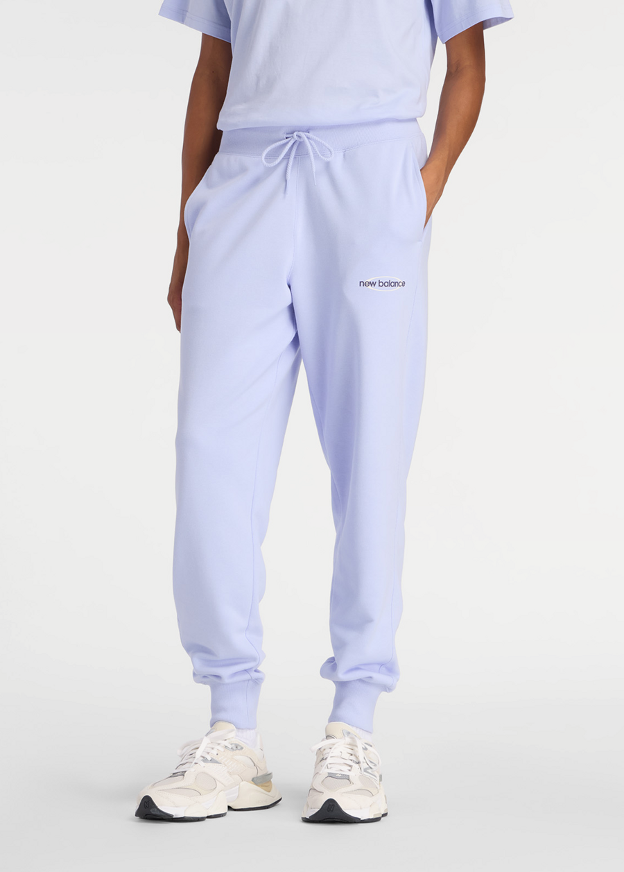 Штаны женские New Balance Sport French Terry Graphic Jogger лилового цвета