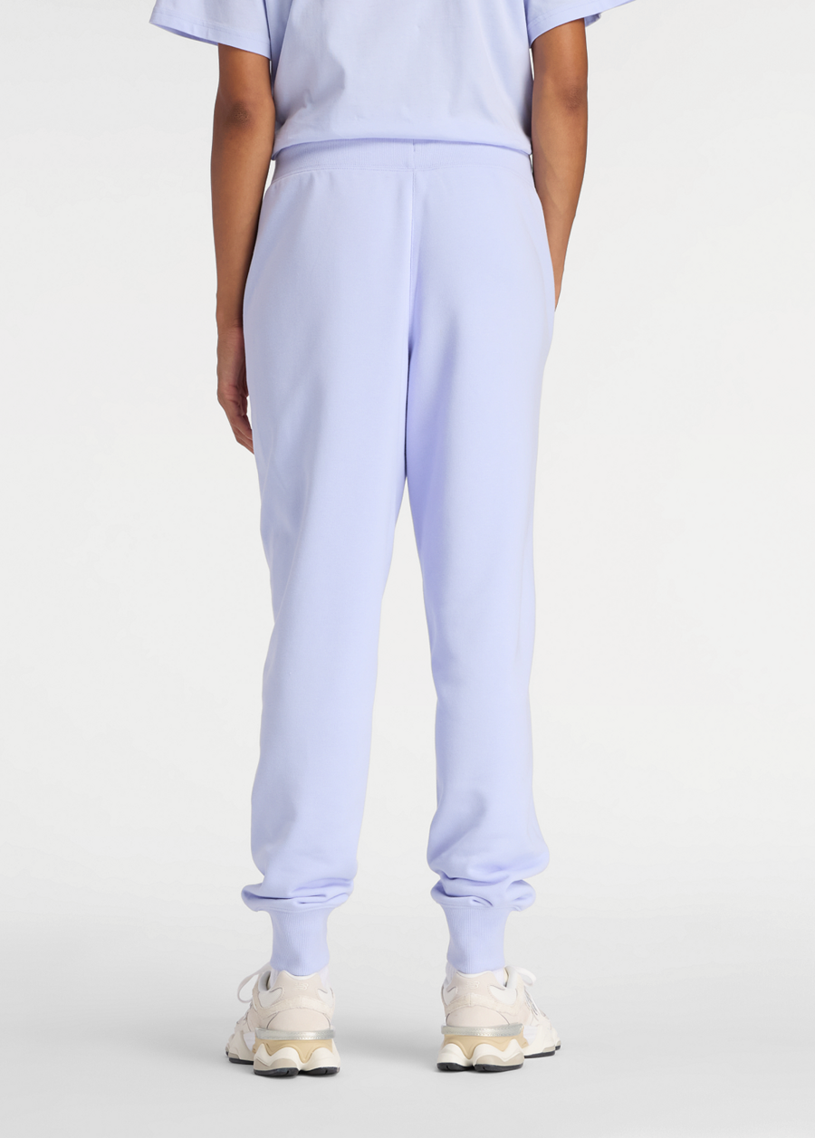 Штаны женские New Balance Sport French Terry Graphic Jogger лилового цвета