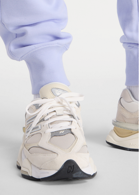 Штаны женские New Balance Sport French Terry Graphic Jogger лилового цвета