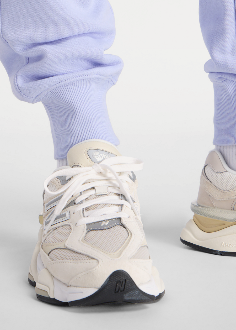 Штаны женские New Balance Sport French Terry Graphic Jogger лилового цвета