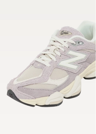 Кросівки жіночі New Balance 9060 рожевого кольору