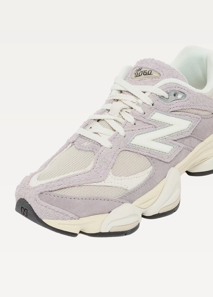 Кросівки жіночі New Balance 9060 рожевого кольору