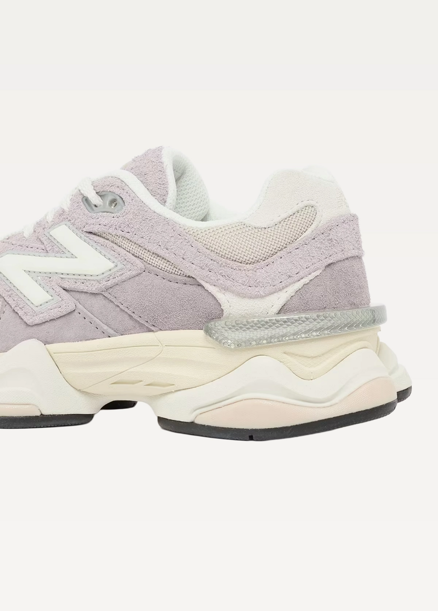 Кросівки жіночі New Balance 9060 рожевого кольору