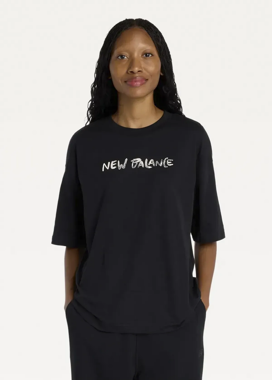 Футболка жіноча New Balance Visibly Loved Oversized чорного кольору