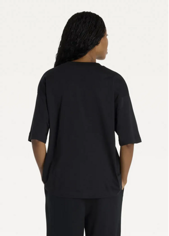 Футболка жіноча New Balance Visibly Loved Oversized чорного кольору