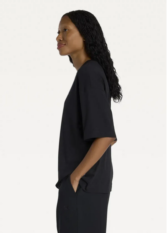 Футболка жіноча New Balance Visibly Loved Oversized чорного кольору