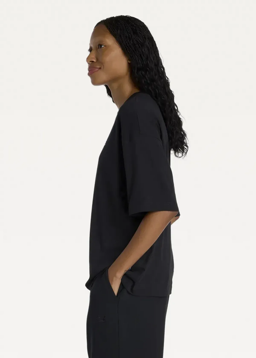 Футболка жіноча New Balance Visibly Loved Oversized чорного кольору