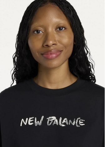 Футболка жіноча New Balance Visibly Loved Oversized чорного кольору