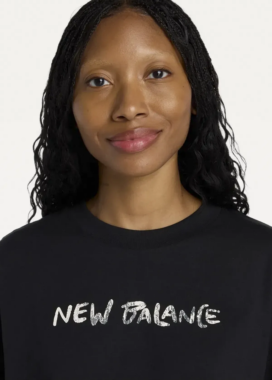 Футболка жіноча New Balance Visibly Loved Oversized чорного кольору