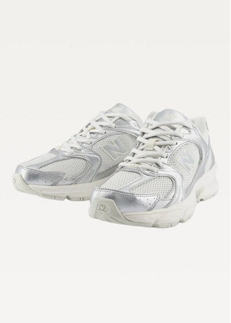 Кросівки жіночі New Balance 530 срібного кольору