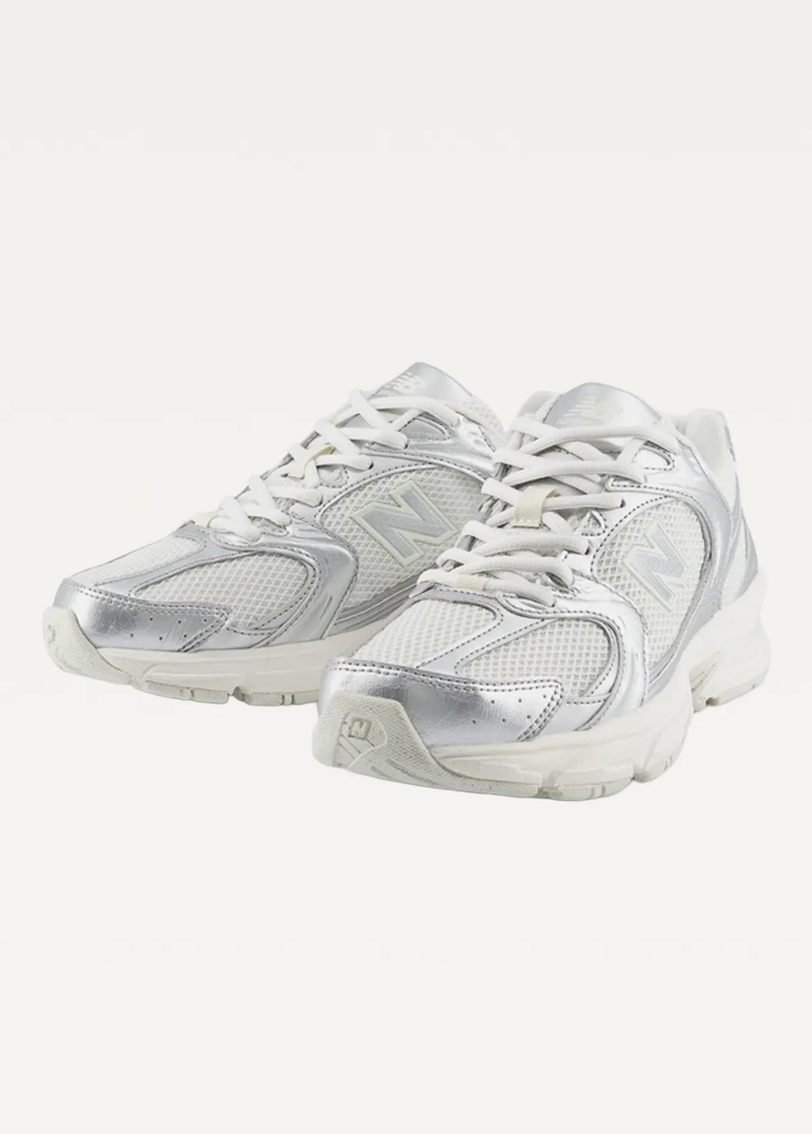 Кросівки жіночі New Balance 530 срібного кольору