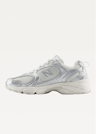 Кросівки жіночі New Balance 530 срібного кольору