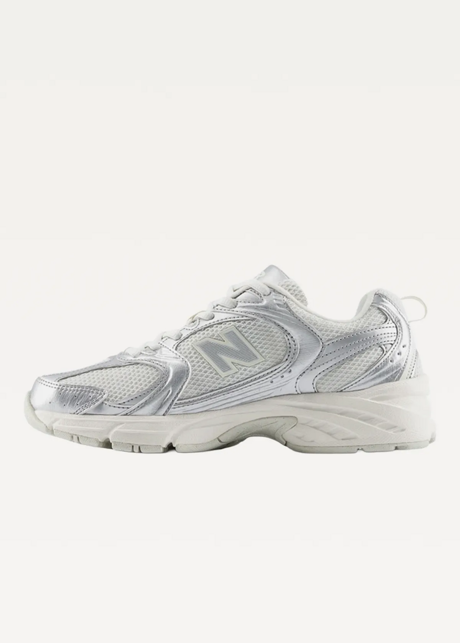 Кросівки жіночі New Balance 530 срібного кольору