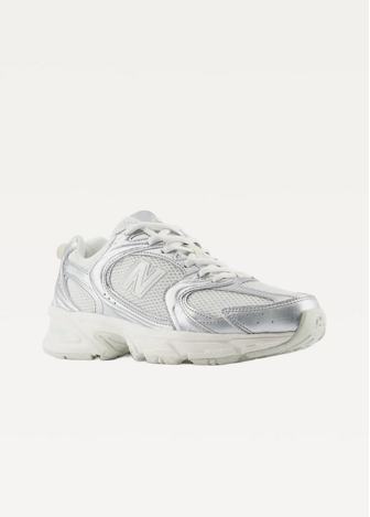 Кросівки жіночі New Balance 530 срібного кольору