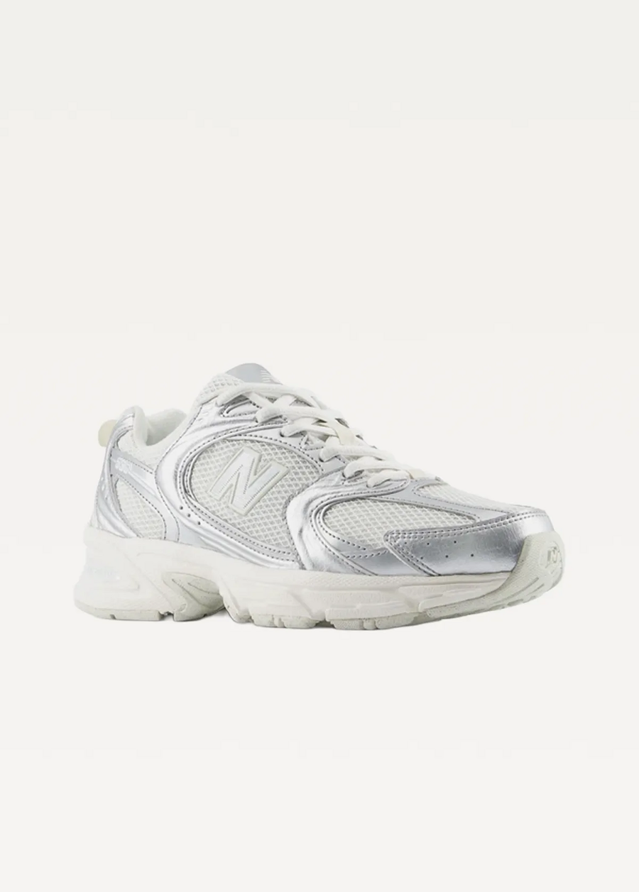 Кросівки жіночі New Balance 530 срібного кольору