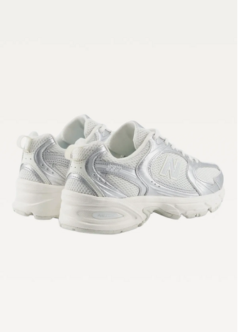 Кросівки жіночі New Balance 530 срібного кольору