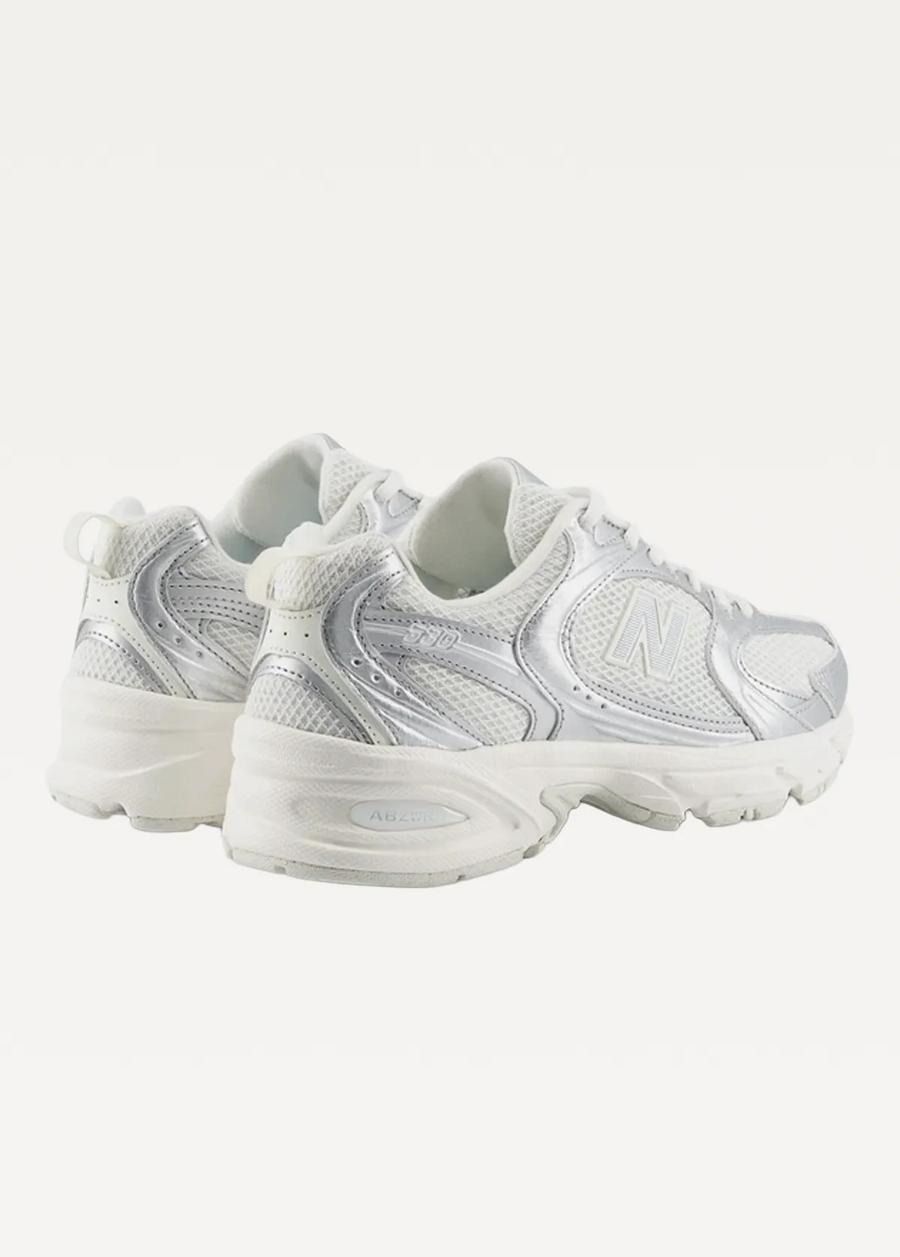 Кросівки жіночі New Balance 530 срібного кольору