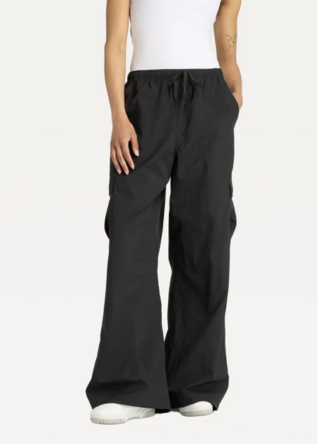 Штани жіночі New Balance Cargo Pants чорного кольору