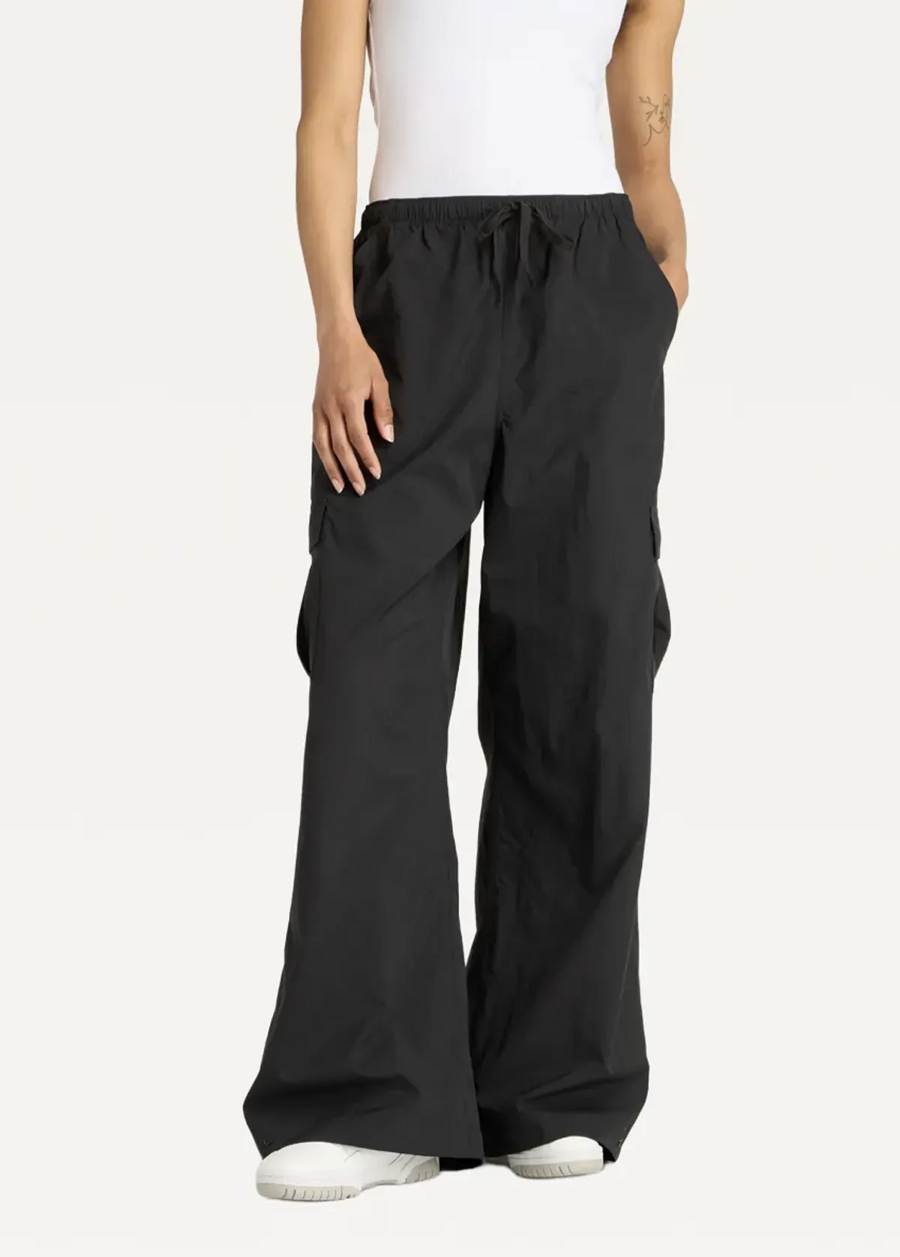 Штани жіночі New Balance Cargo Pants чорного кольору