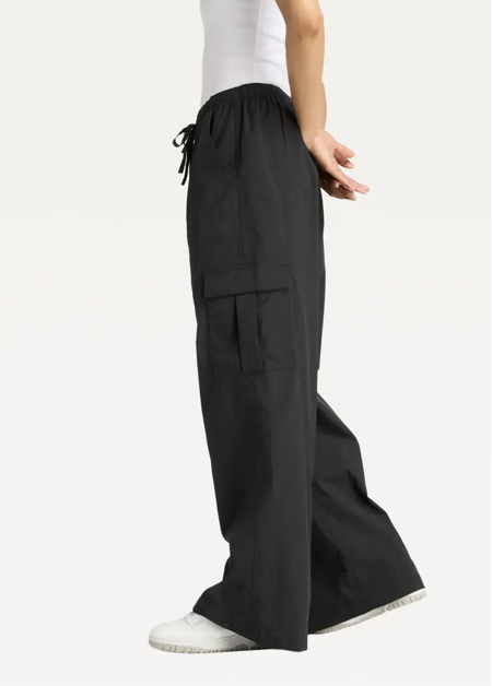 Штани жіночі New Balance Cargo Pants чорного кольору