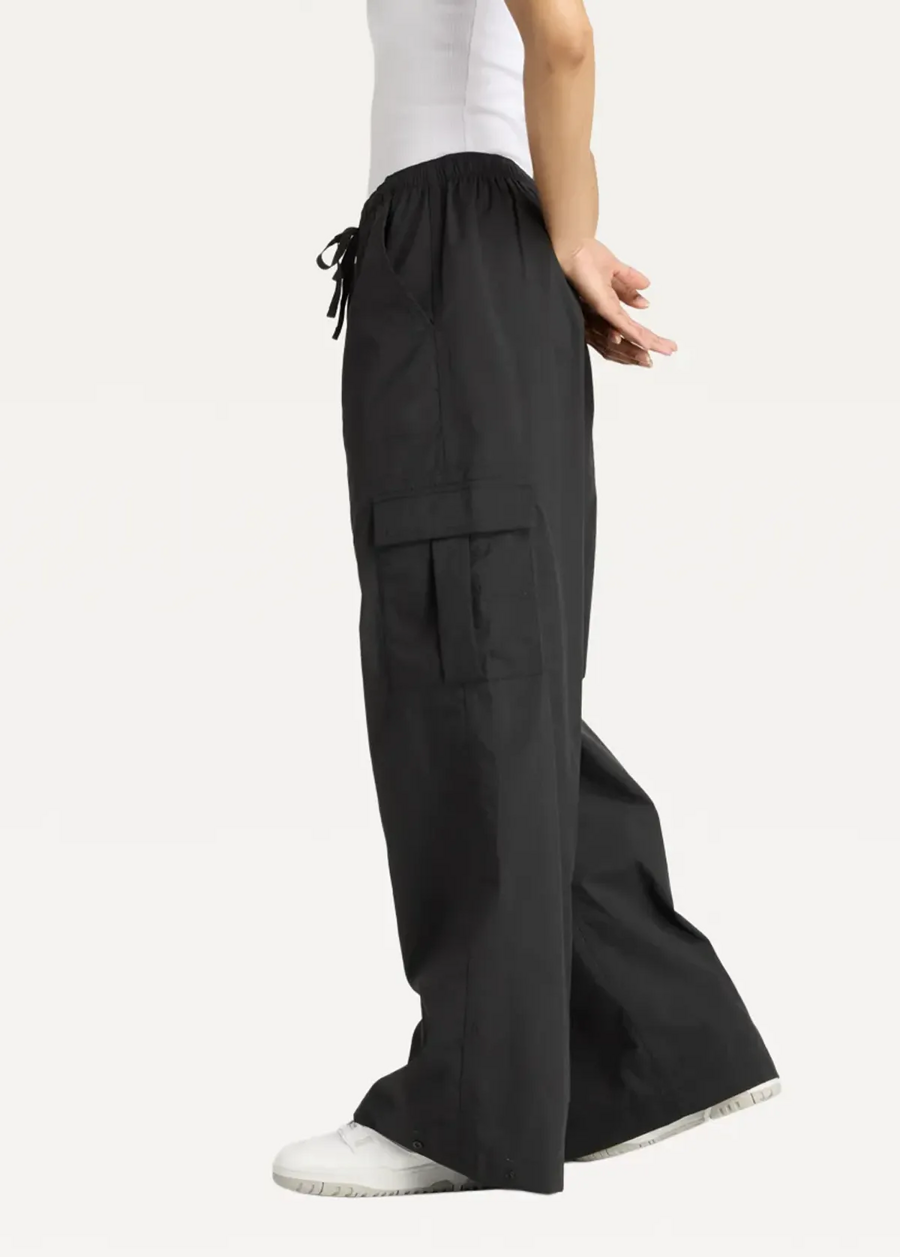 Штани жіночі New Balance Cargo Pants чорного кольору