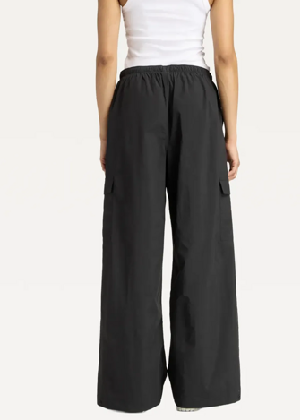 Штани жіночі New Balance Cargo Pants чорного кольору