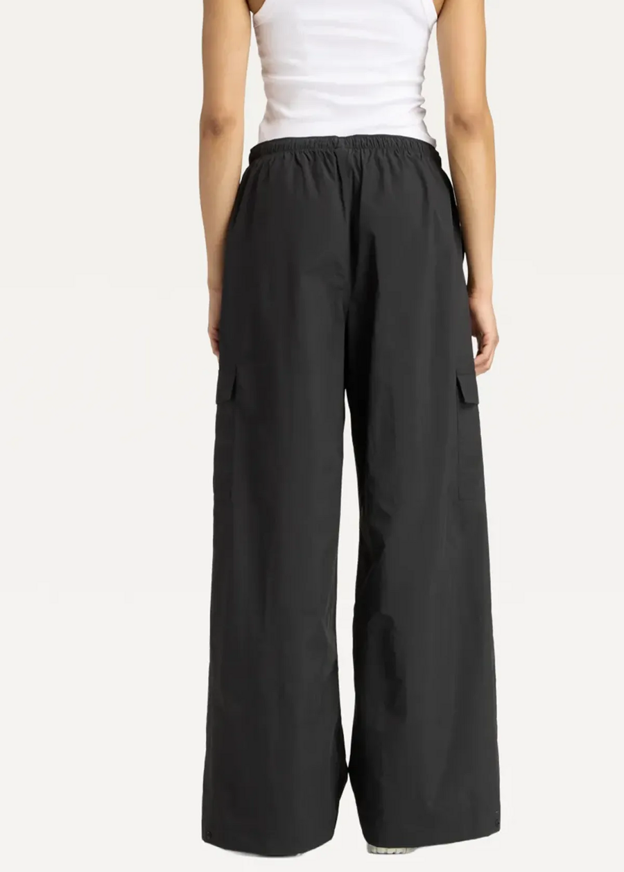 Штани жіночі New Balance Cargo Pants чорного кольору