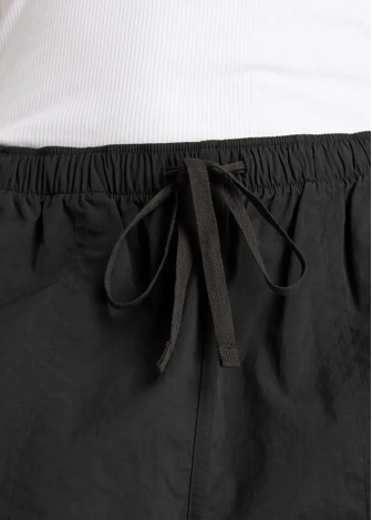 Штани жіночі New Balance Cargo Pants чорного кольору