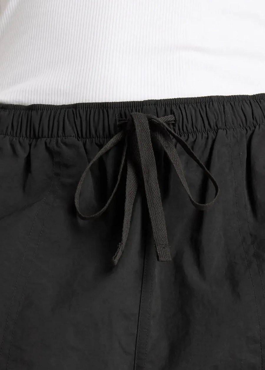 Штани жіночі New Balance Cargo Pants чорного кольору