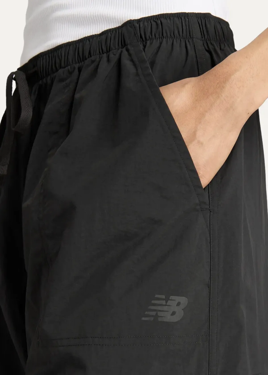 Штани жіночі New Balance Cargo Pants чорного кольору