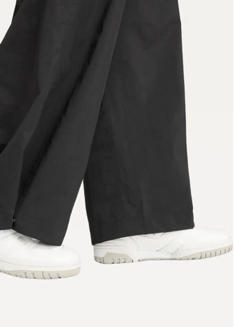 Штани жіночі New Balance Cargo Pants чорного кольору