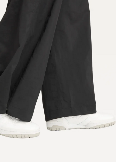 Штани жіночі New Balance Cargo Pants чорного кольору