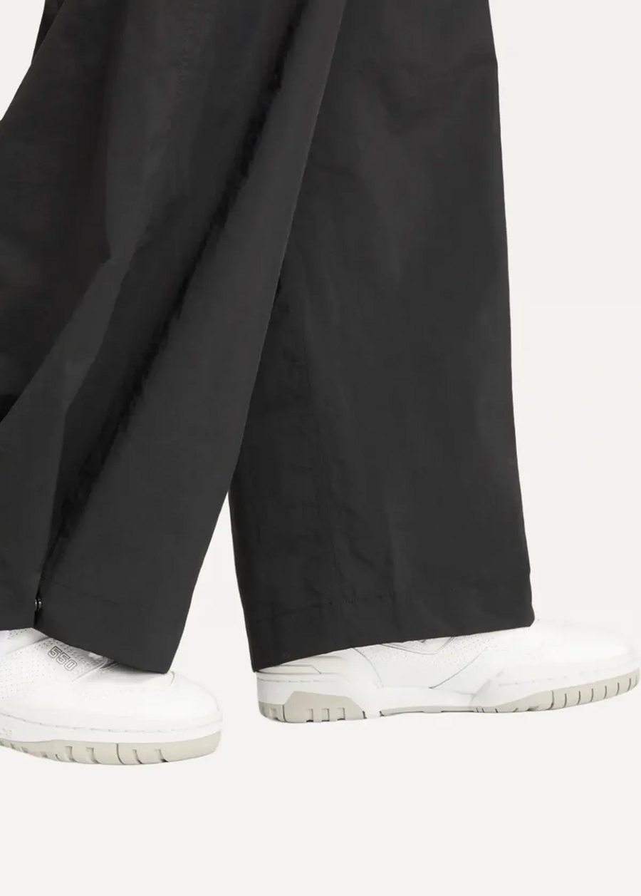 Штани жіночі New Balance Cargo Pants чорного кольору