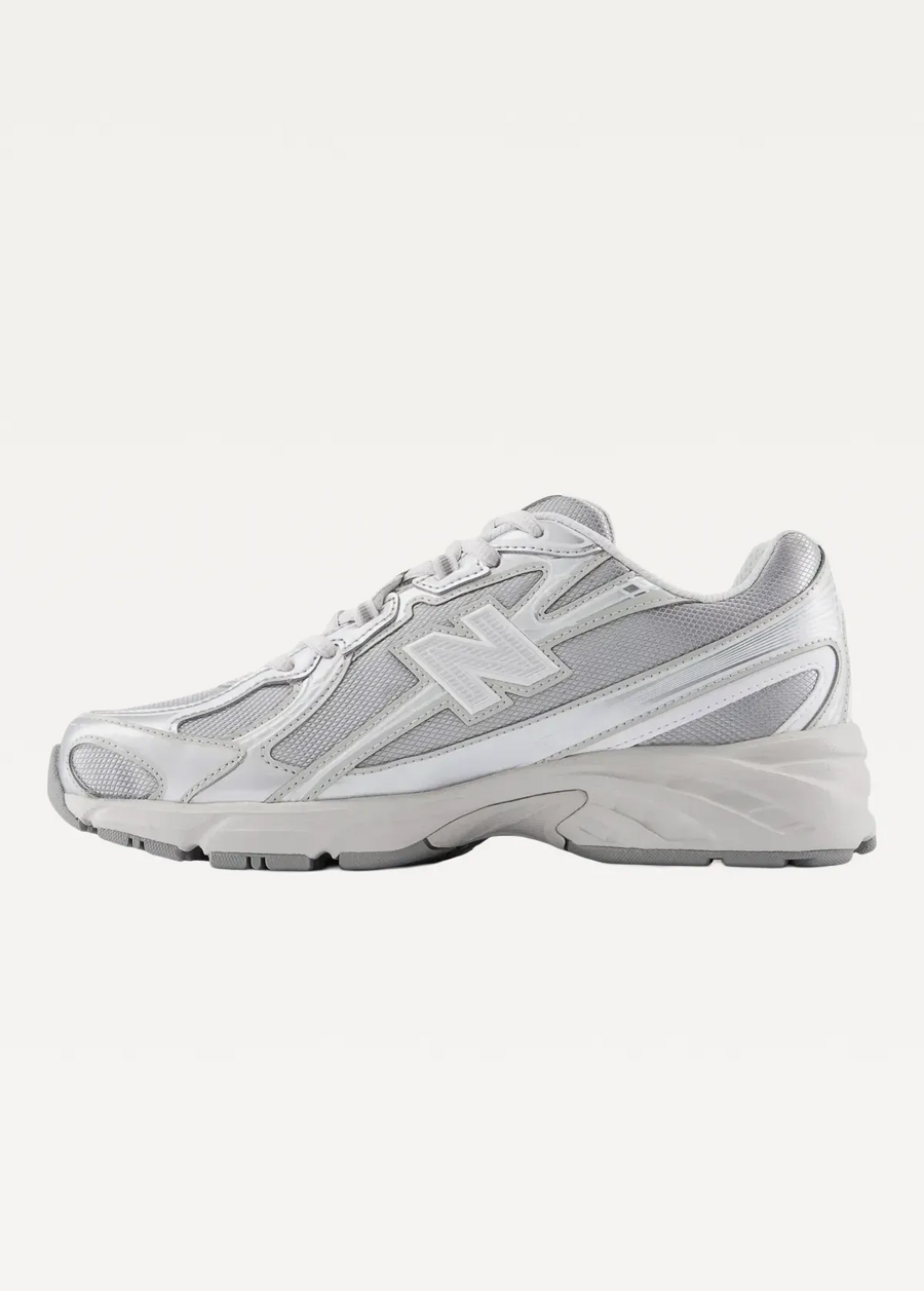 Кроссовки женские New Balance 740 серебряного цвета