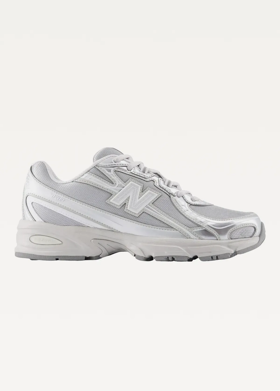 Кроссовки женские New Balance 740 серебряного цвета