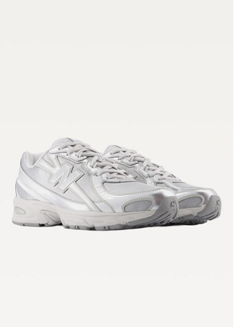 Кроссовки женские New Balance 740 серебряного цвета