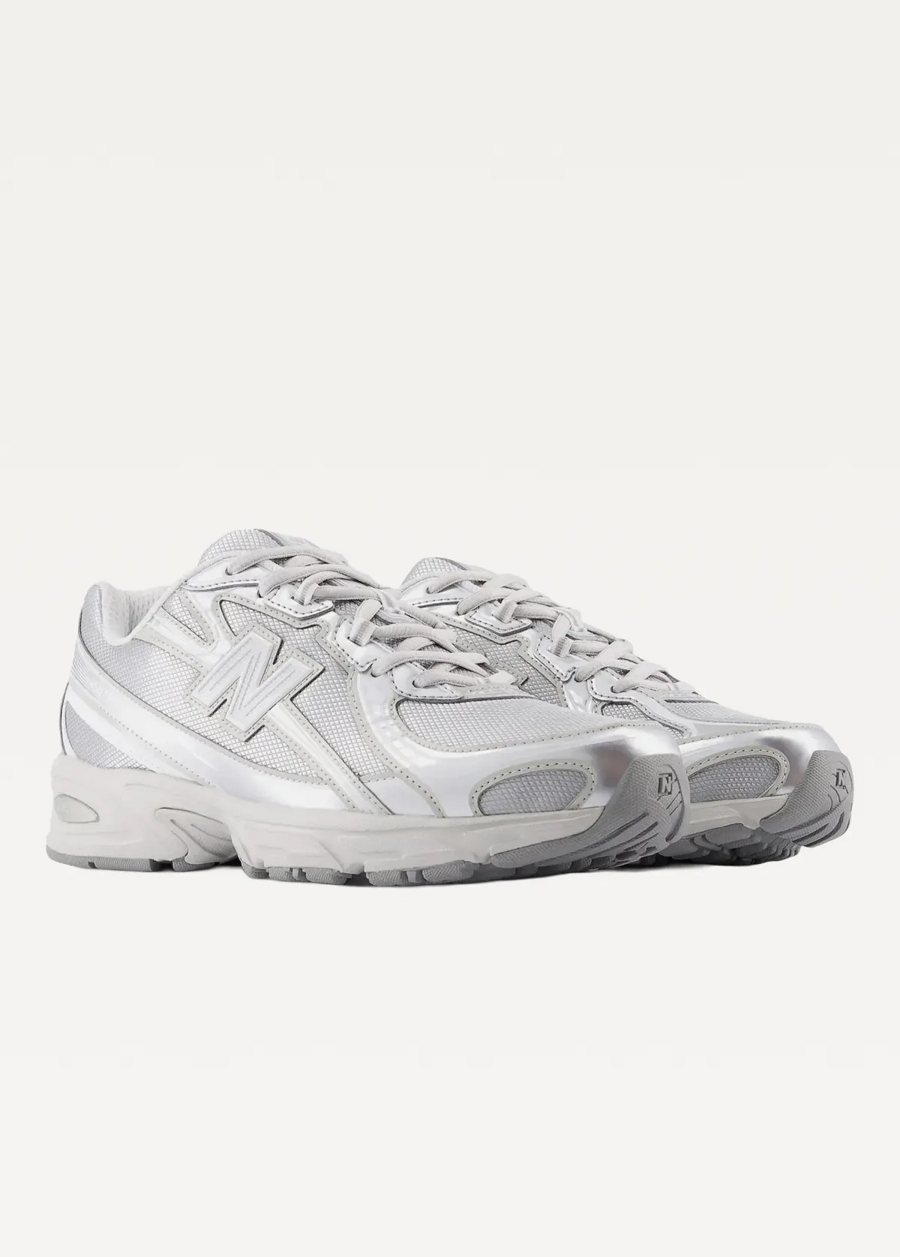 Кроссовки женские New Balance 740 серебряного цвета