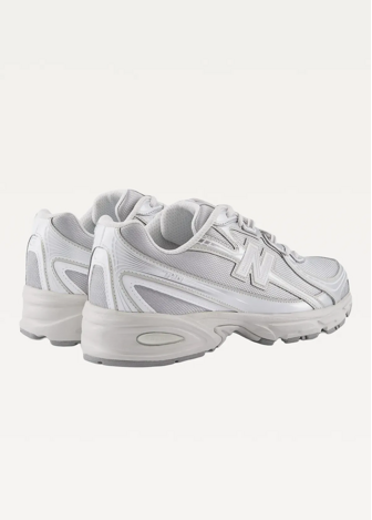 Кроссовки женские New Balance 740 серебряного цвета