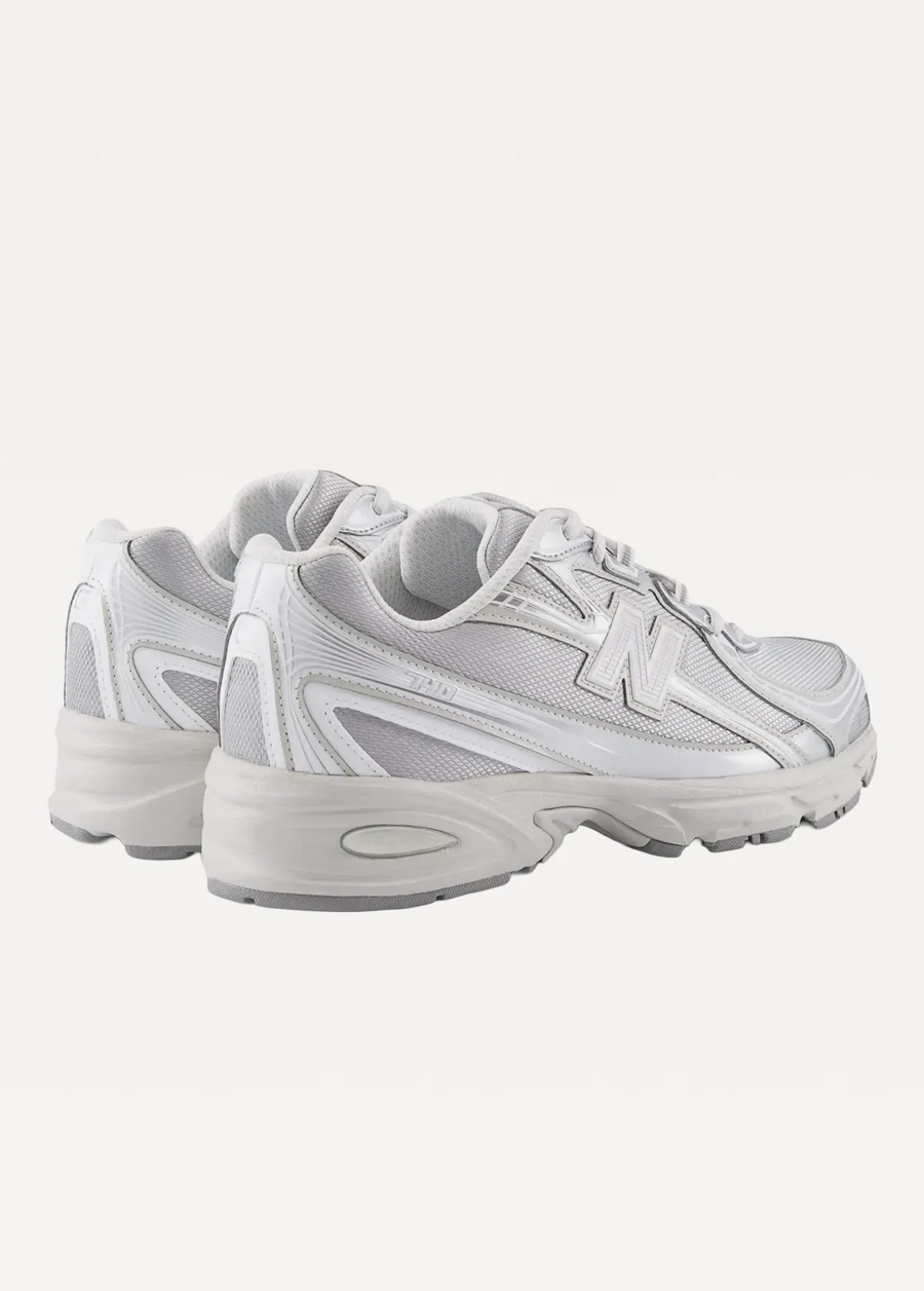 Кроссовки женские New Balance 740 серебряного цвета