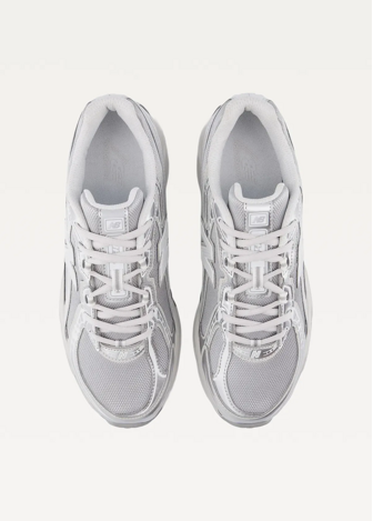 Кроссовки женские New Balance 740 серебряного цвета