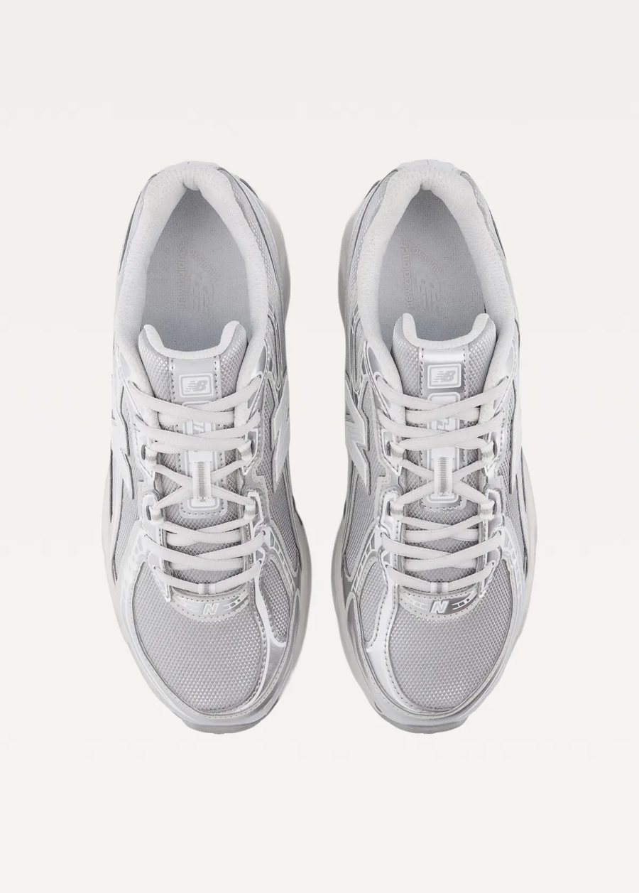 Кроссовки женские New Balance 740 серебряного цвета