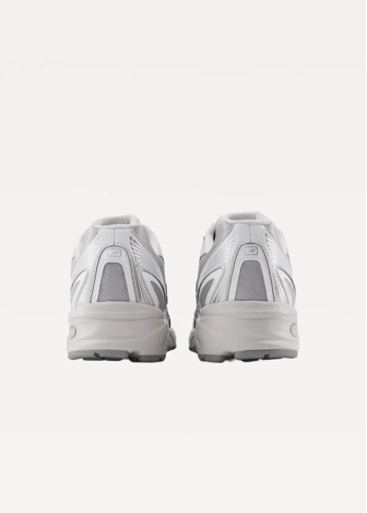 Кроссовки женские New Balance 740 серебряного цвета